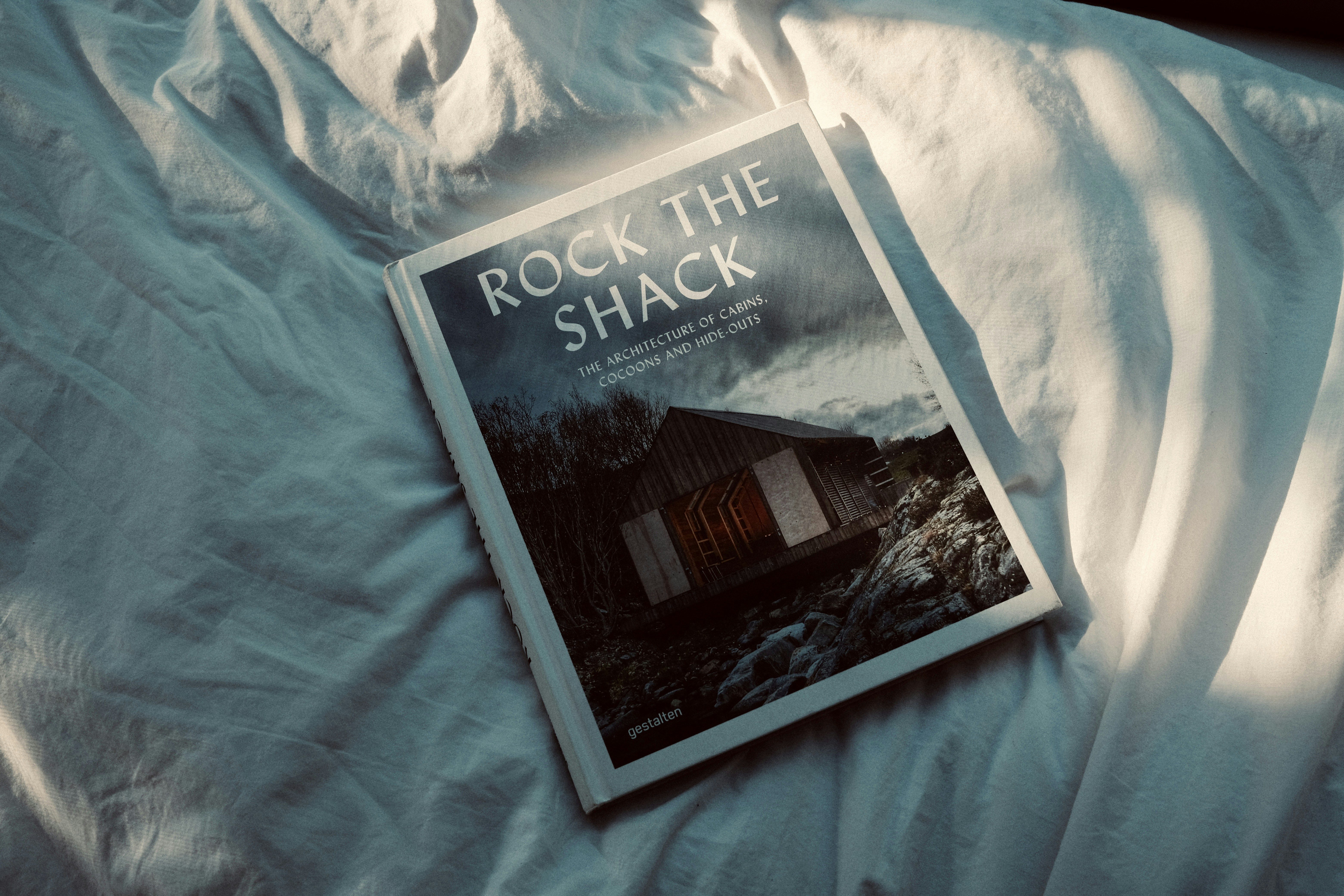 Livro imobiliário em cama