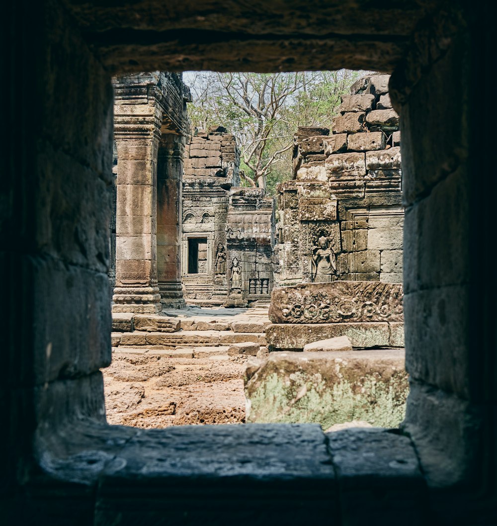 uma vista de um edifício através de uma janela