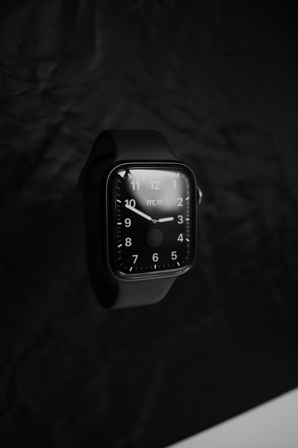 uma foto em preto e branco de um relógio de maçã