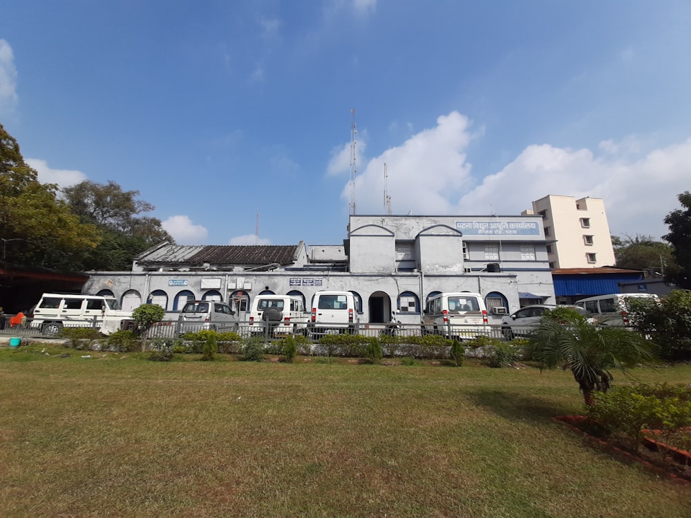 a large white building with a lot of windows