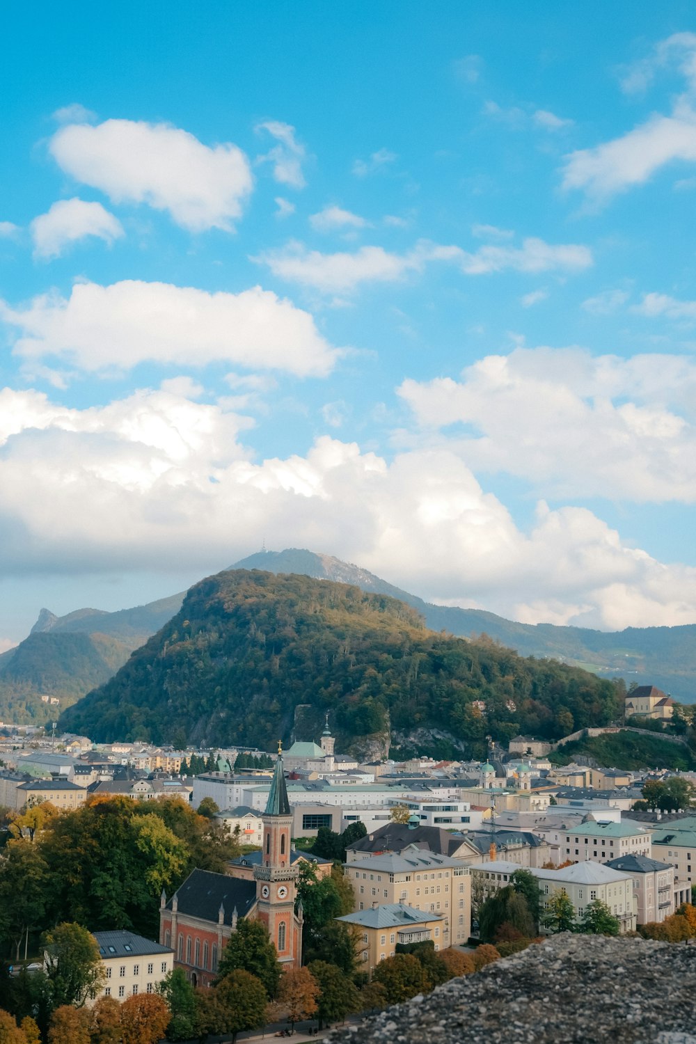 Una vista de una ciudad con una montaña al fondo