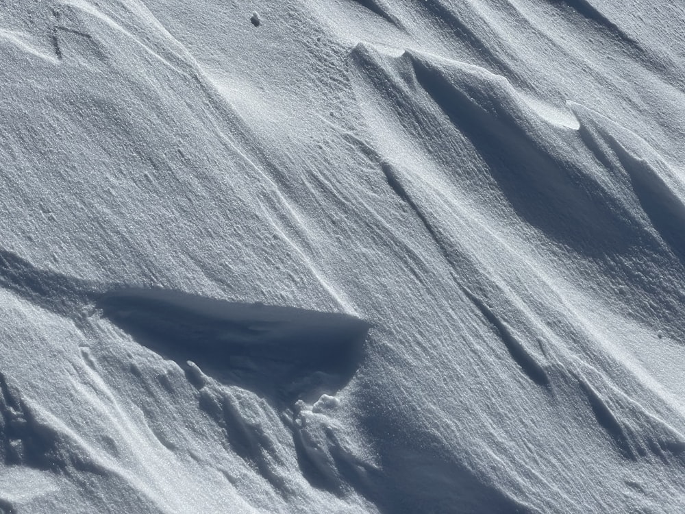 Un snowboarder está bajando una colina nevada