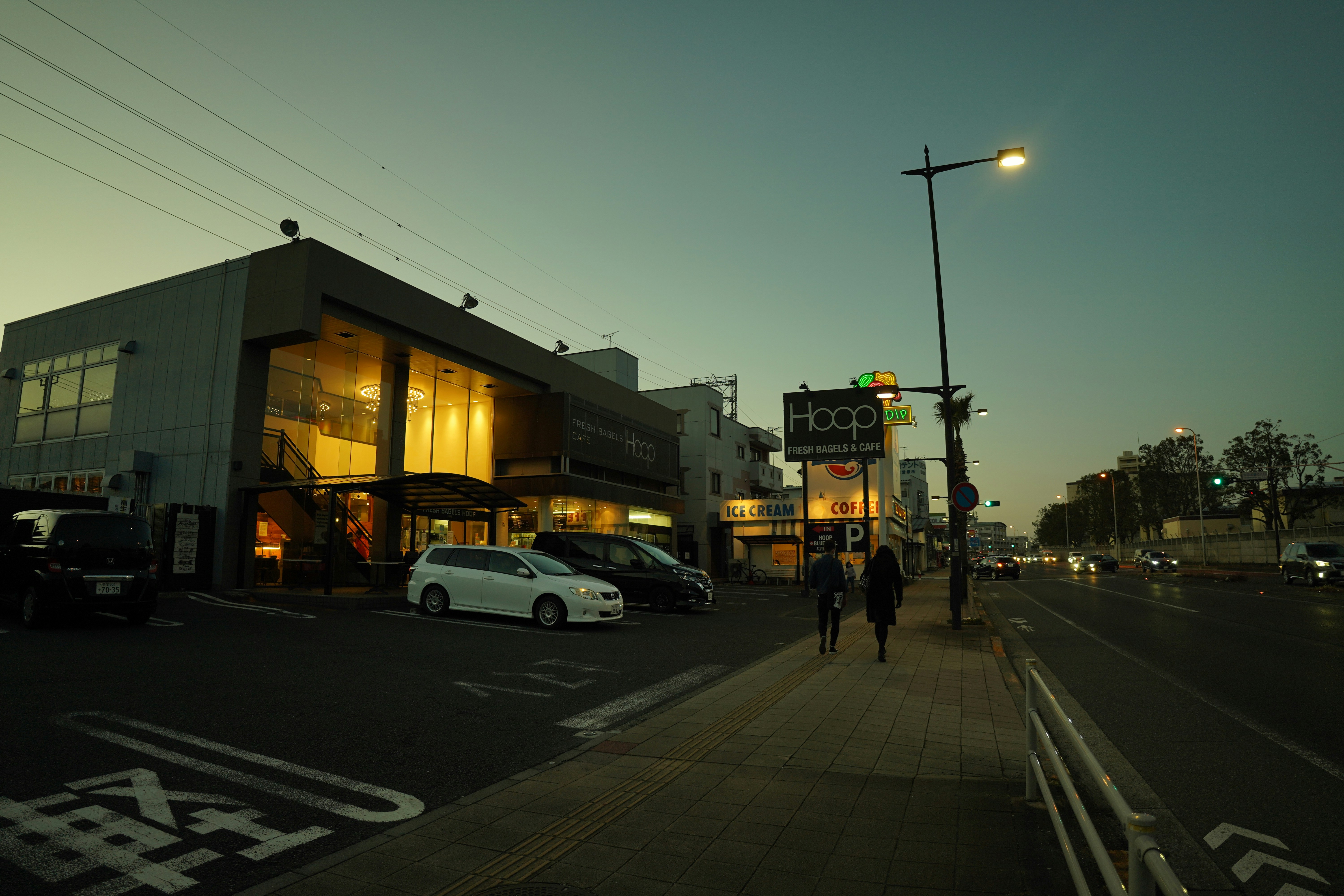 un par de coches que están aparcados frente a un edificio