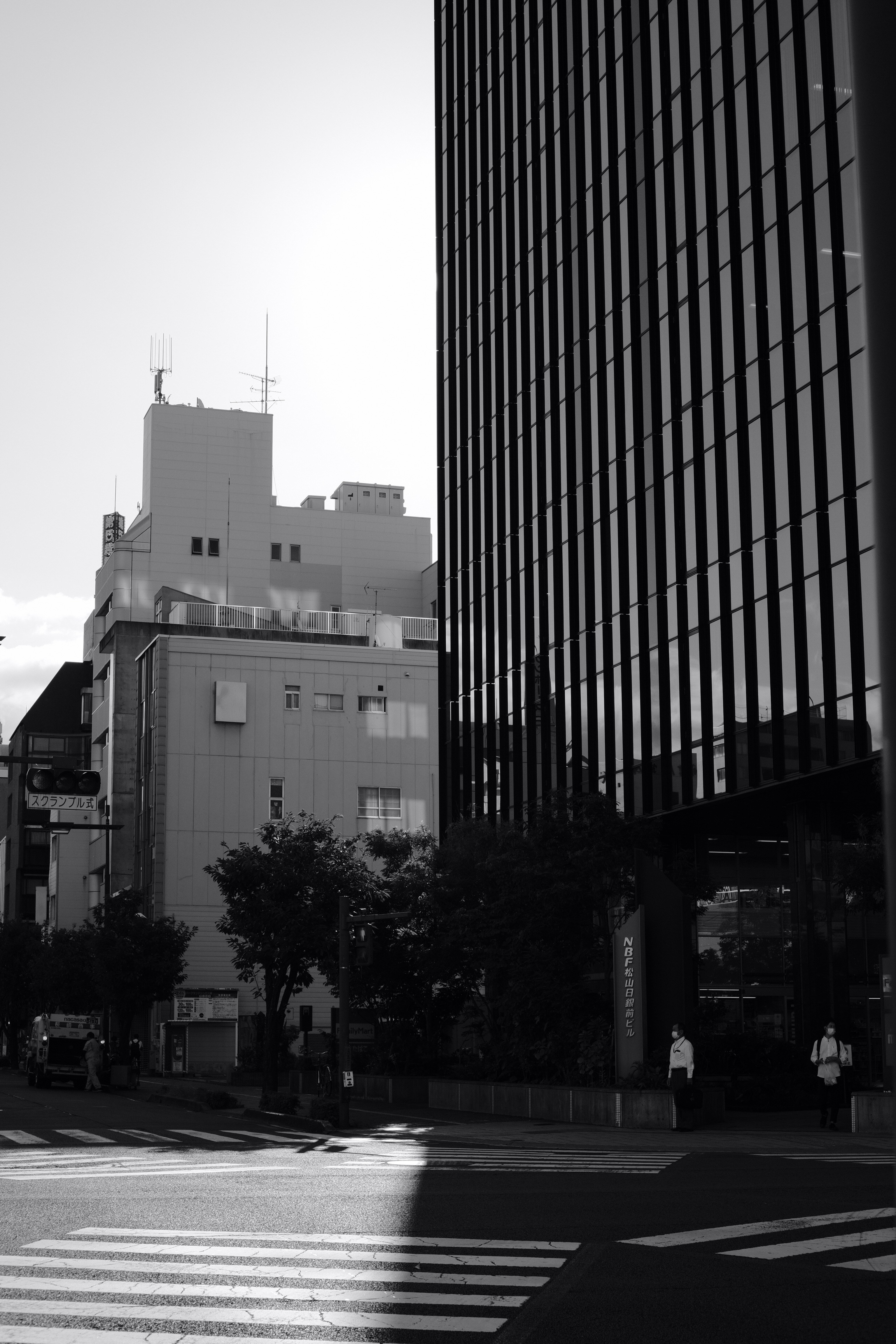 a black and white photo of a city street