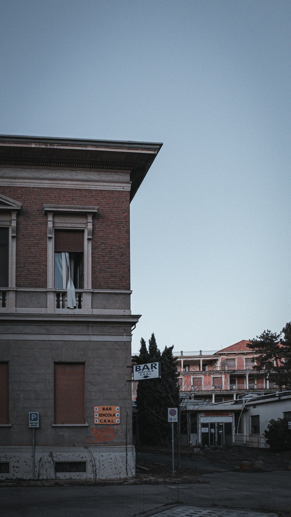 an old brick building with a street sign in front of it