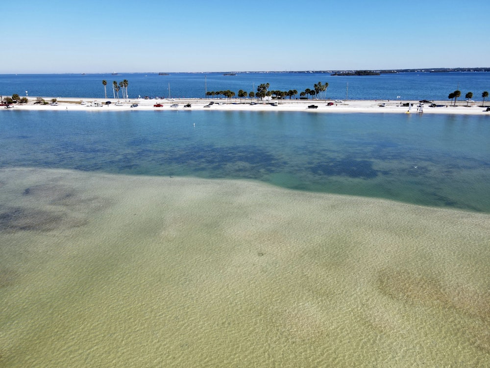 um corpo de água com uma praia no fundo