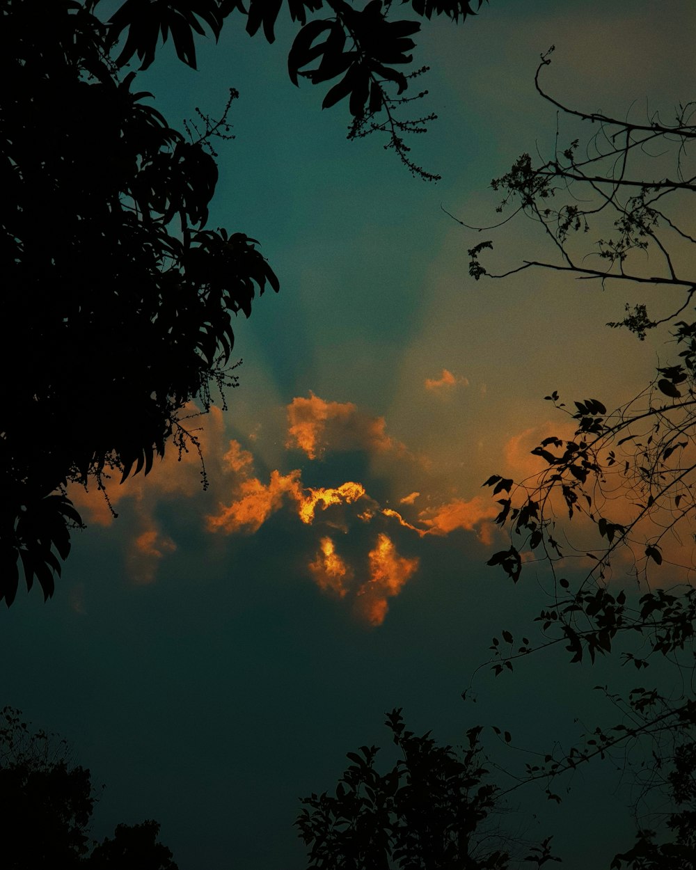 Le soleil brille à travers les nuages dans le ciel