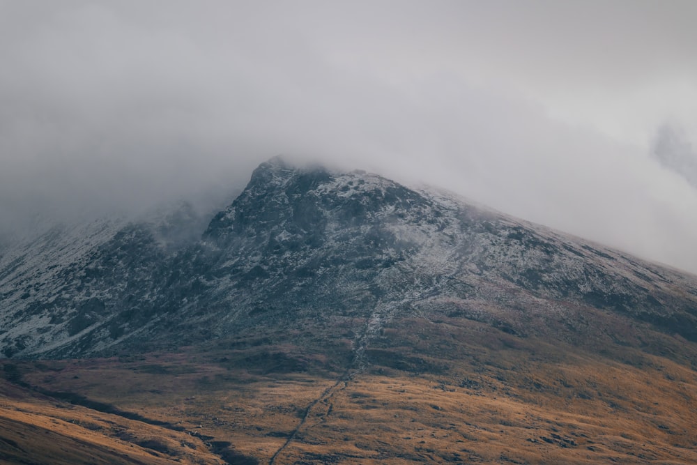 Una montagna coperta di neve in una giornata nuvolosa