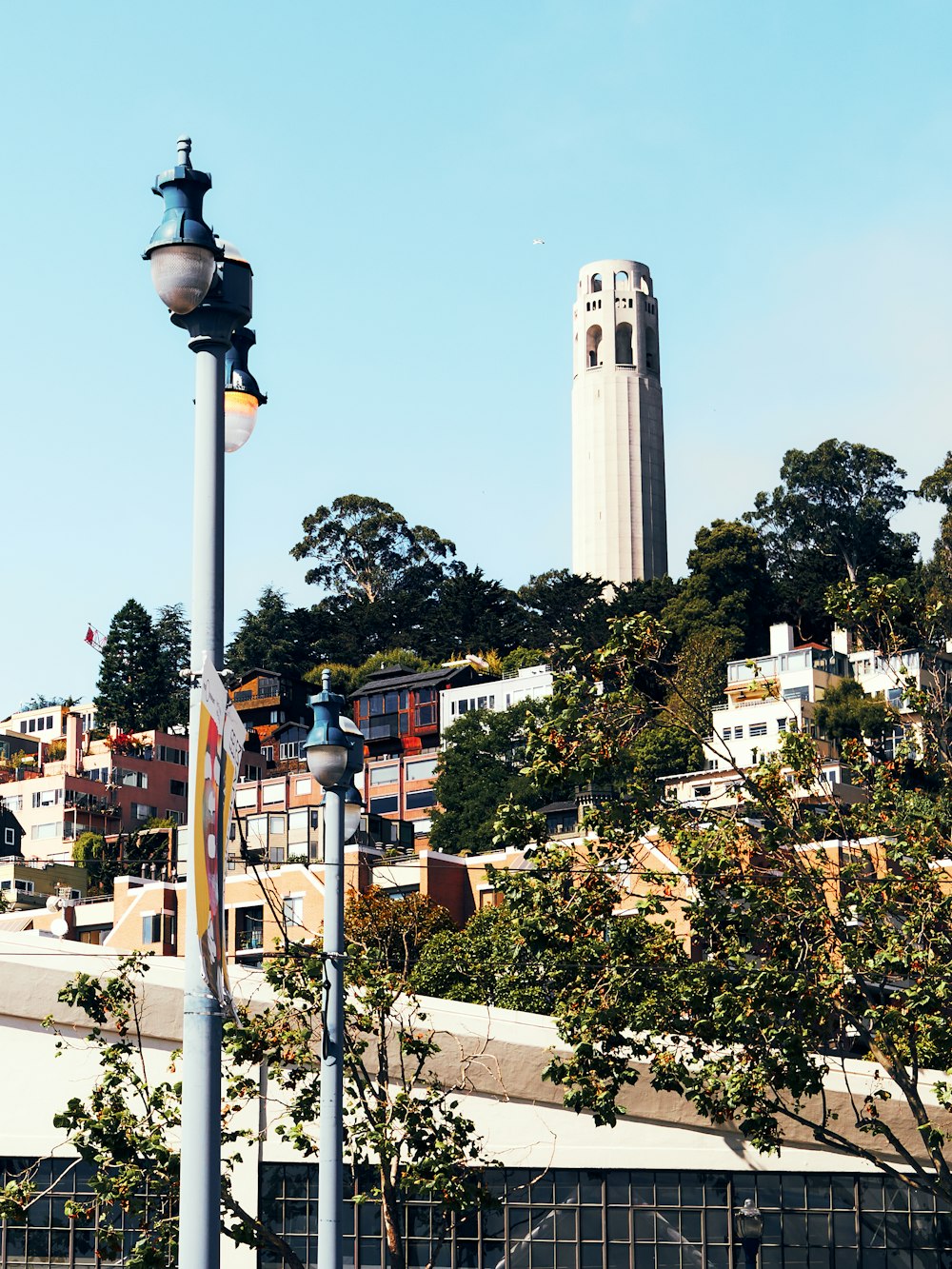 uma torre do relógio alta que se eleva sobre uma cidade