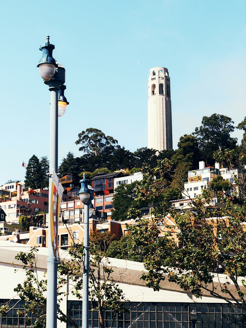 街にそびえる高い時計塔