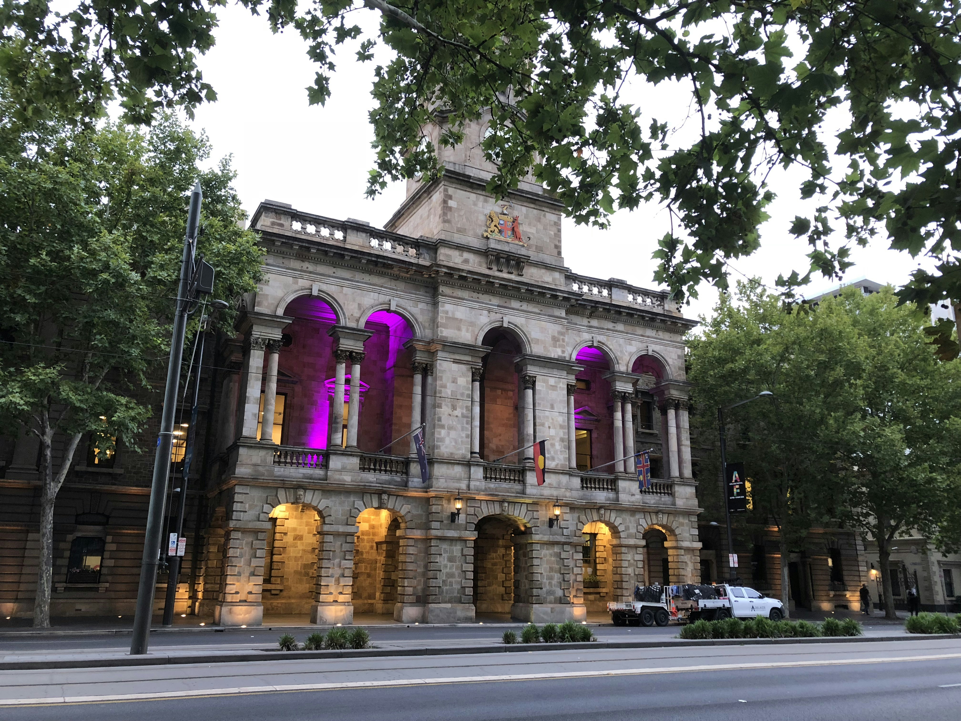 un grand bâtiment surmonté d’une tour de l’horloge