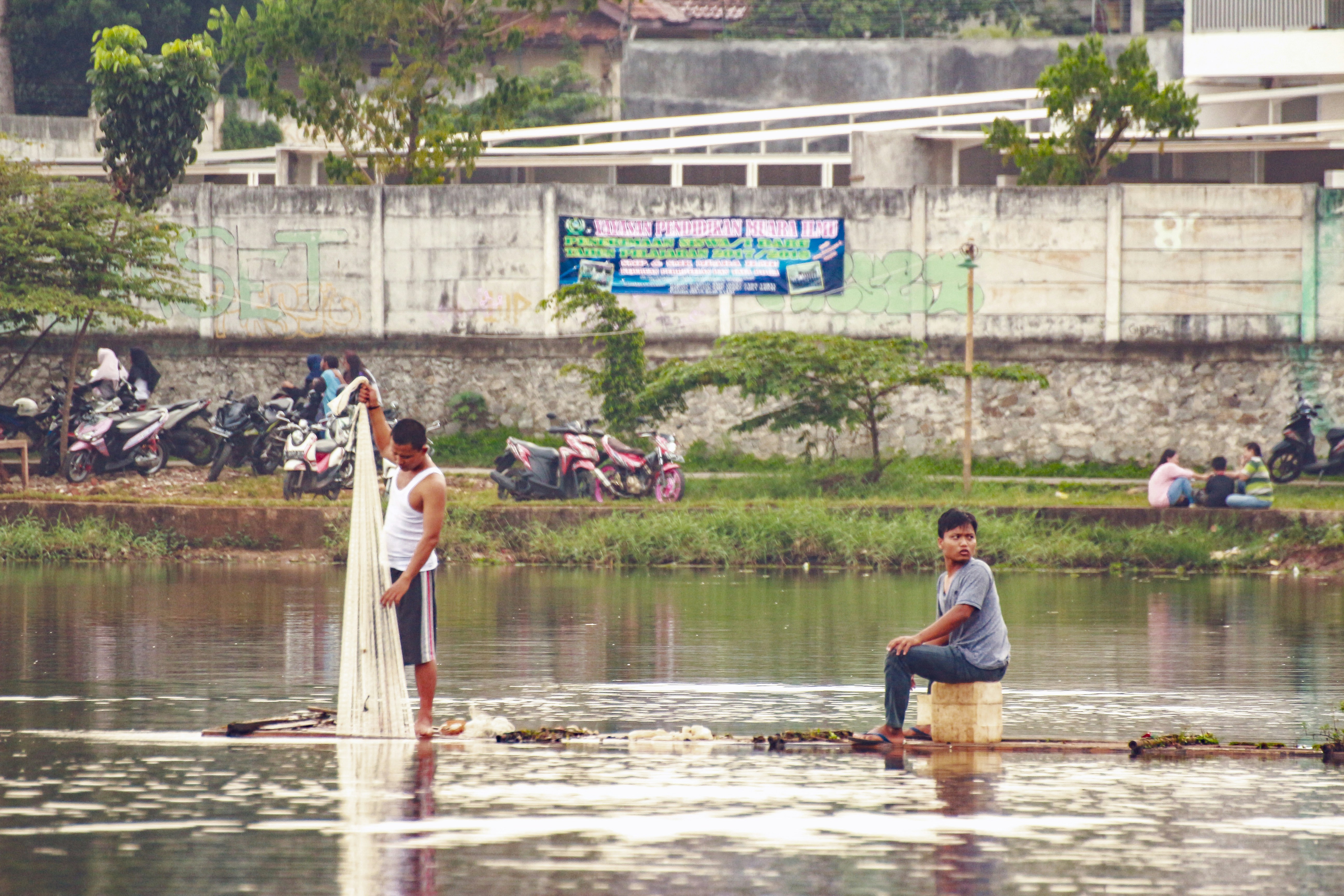 beberapa pria berdiri di atas perahu di sungai