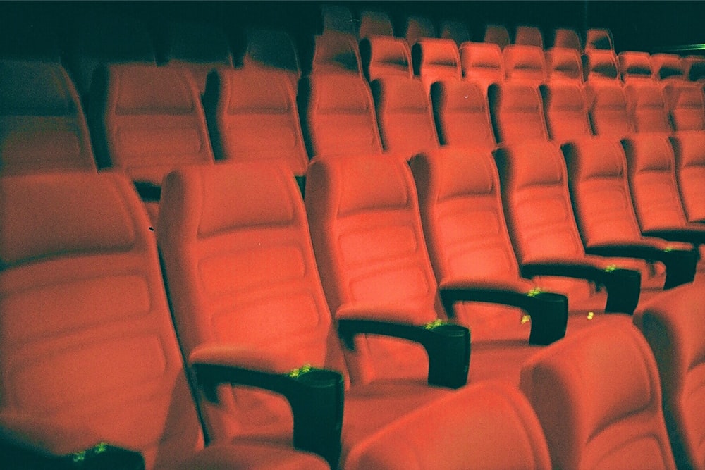 Eine Reihe leerer roter Sitze in einem Theater