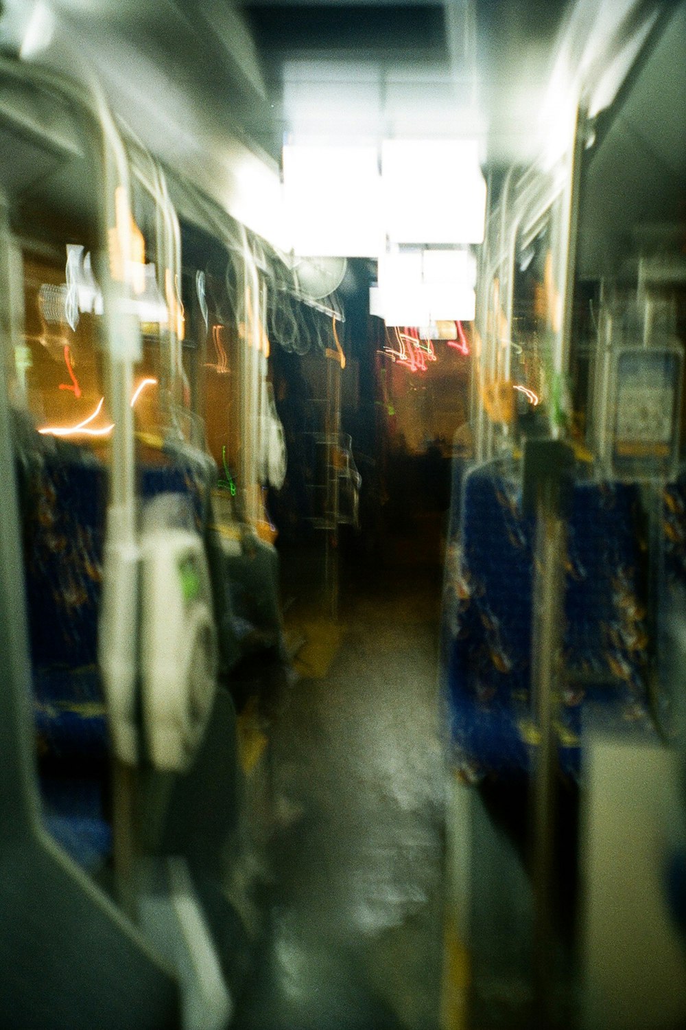 Una foto sfocata di un vagone della metropolitana