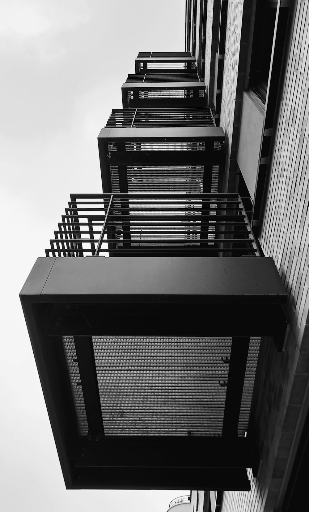 a black and white photo of a building