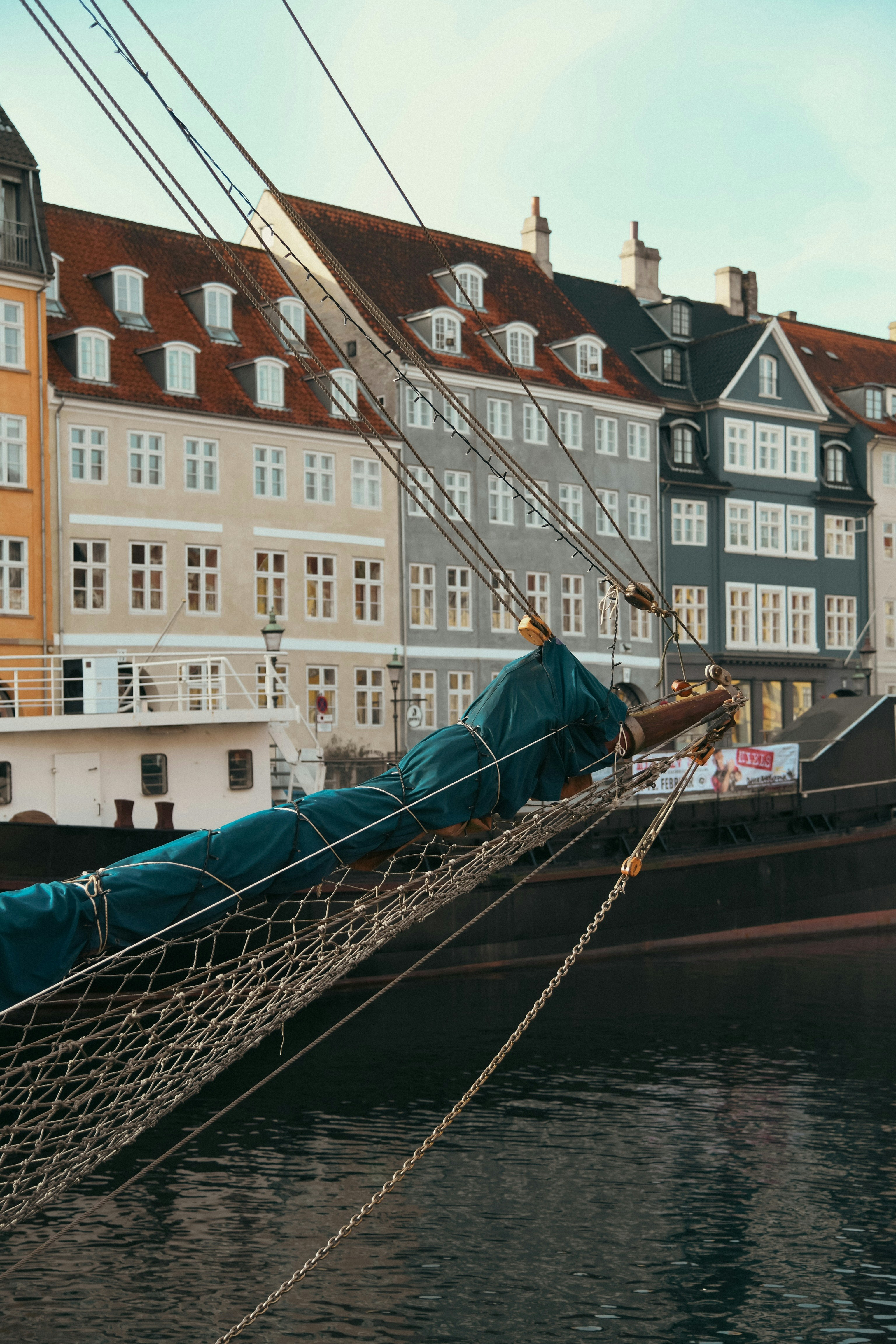 建物を背景に港に停泊するヨット