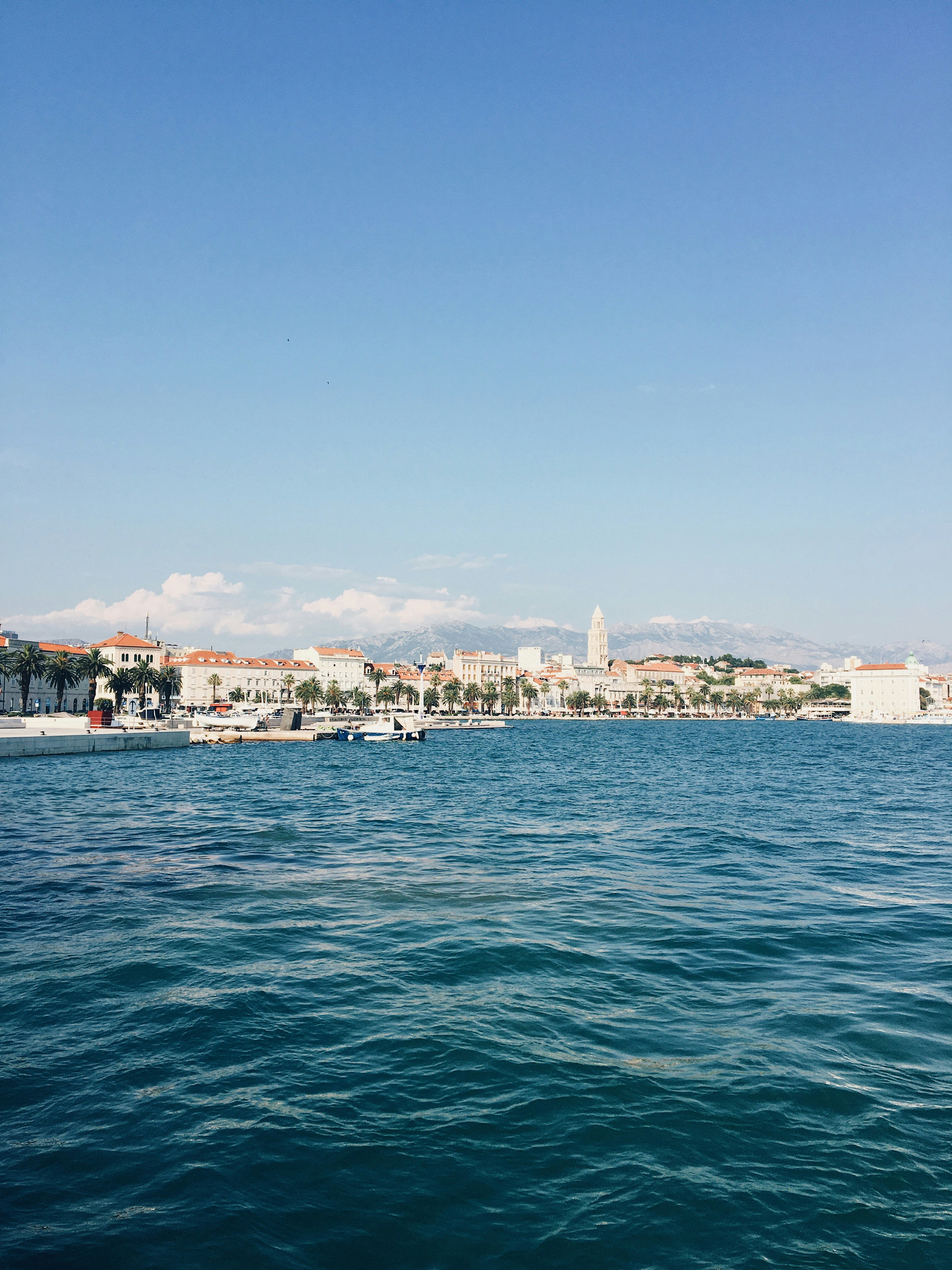 Un plan d’eau avec une ville en arrière-plan photo – Photo Croazia ...