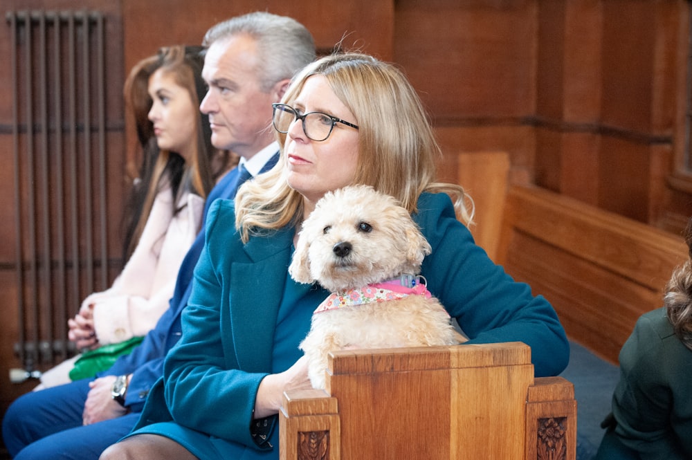 犬を膝に乗せて法廷に座っている女性