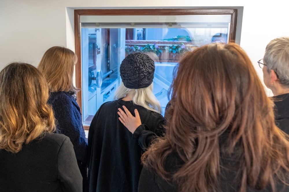 un groupe de personnes regardant un tableau