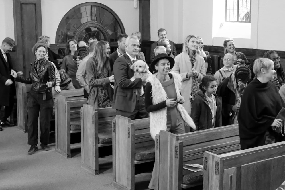 Una foto in bianco e nero di persone in una chiesa