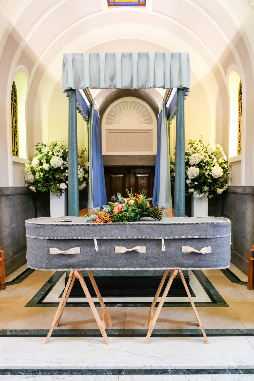 Une très grande église belle avec une grande table