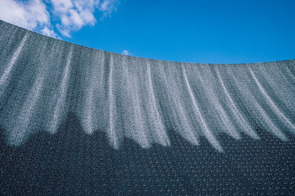 Un cielo blu con alcune nuvole sullo sfondo