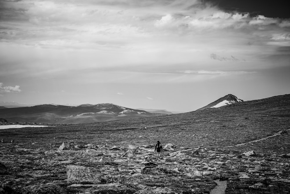 Una foto en blanco y negro de una persona en una montaña