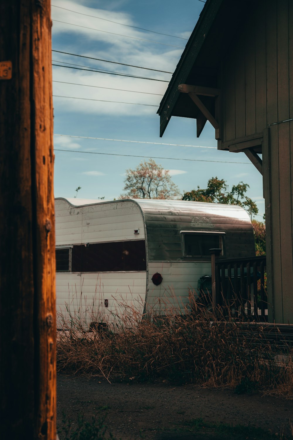 an old trailer parked in front of a house