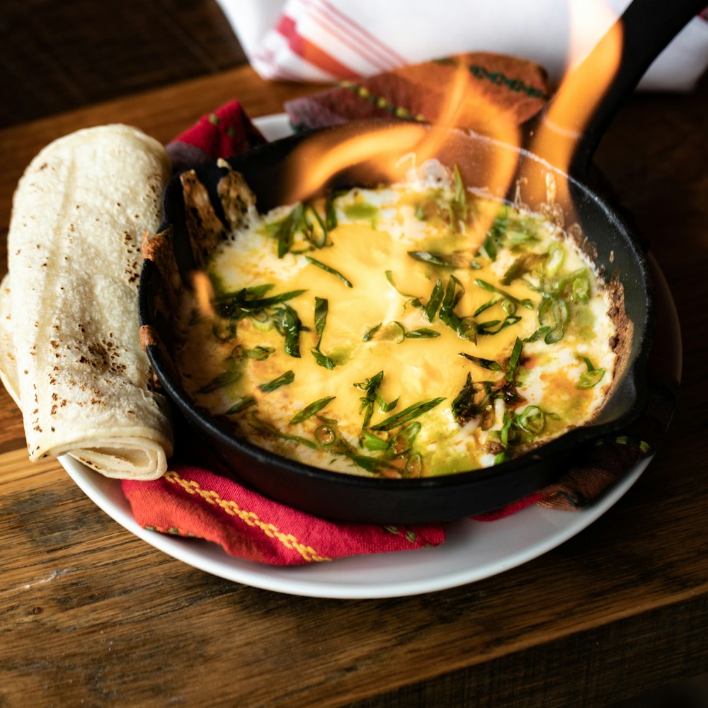 une assiette de nourriture avec une tortilla et un burrito