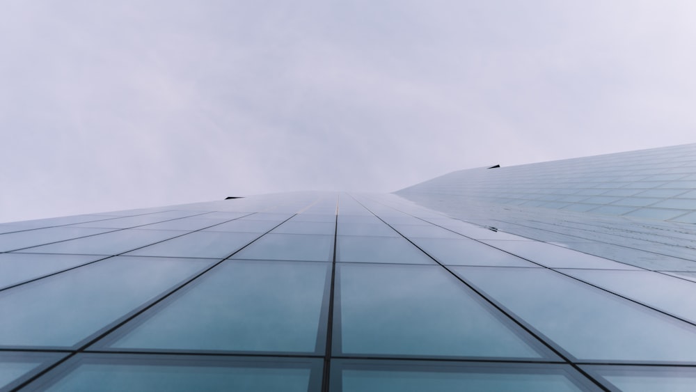 Ein sehr hohes Gebäude mit einem Himmel im Hintergrund