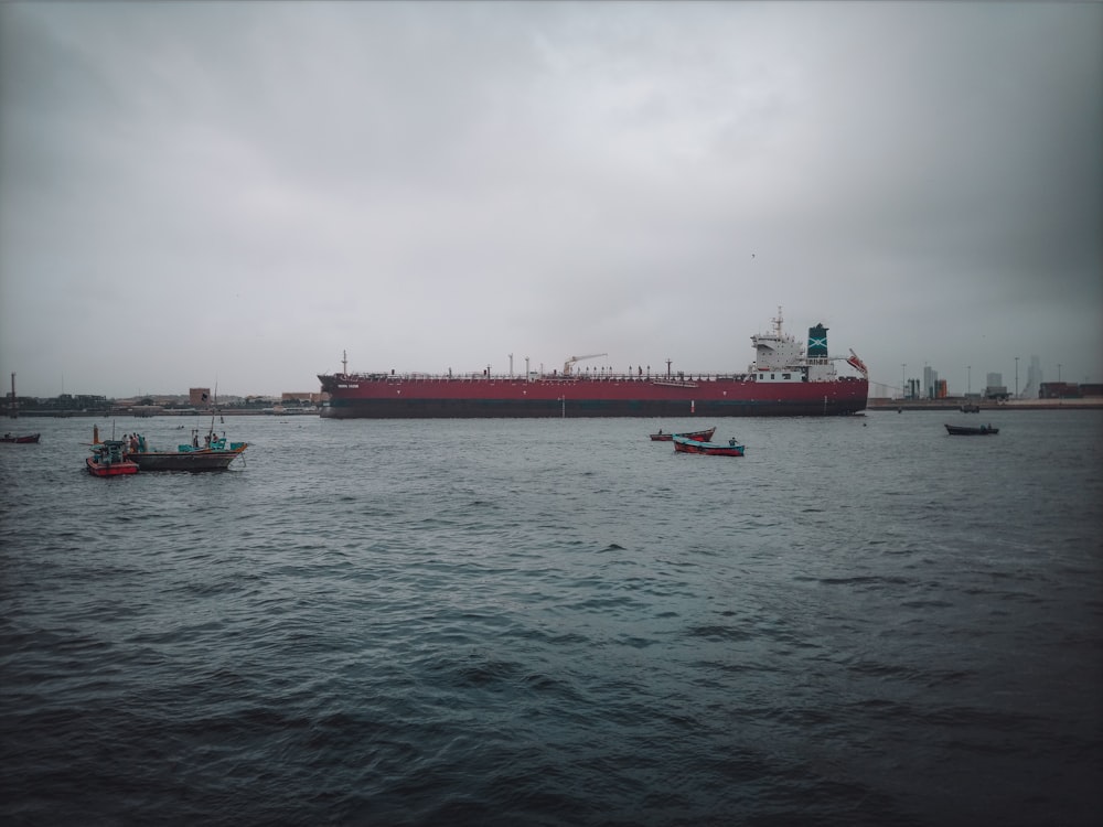 um grande navio de carga no meio de um corpo de água