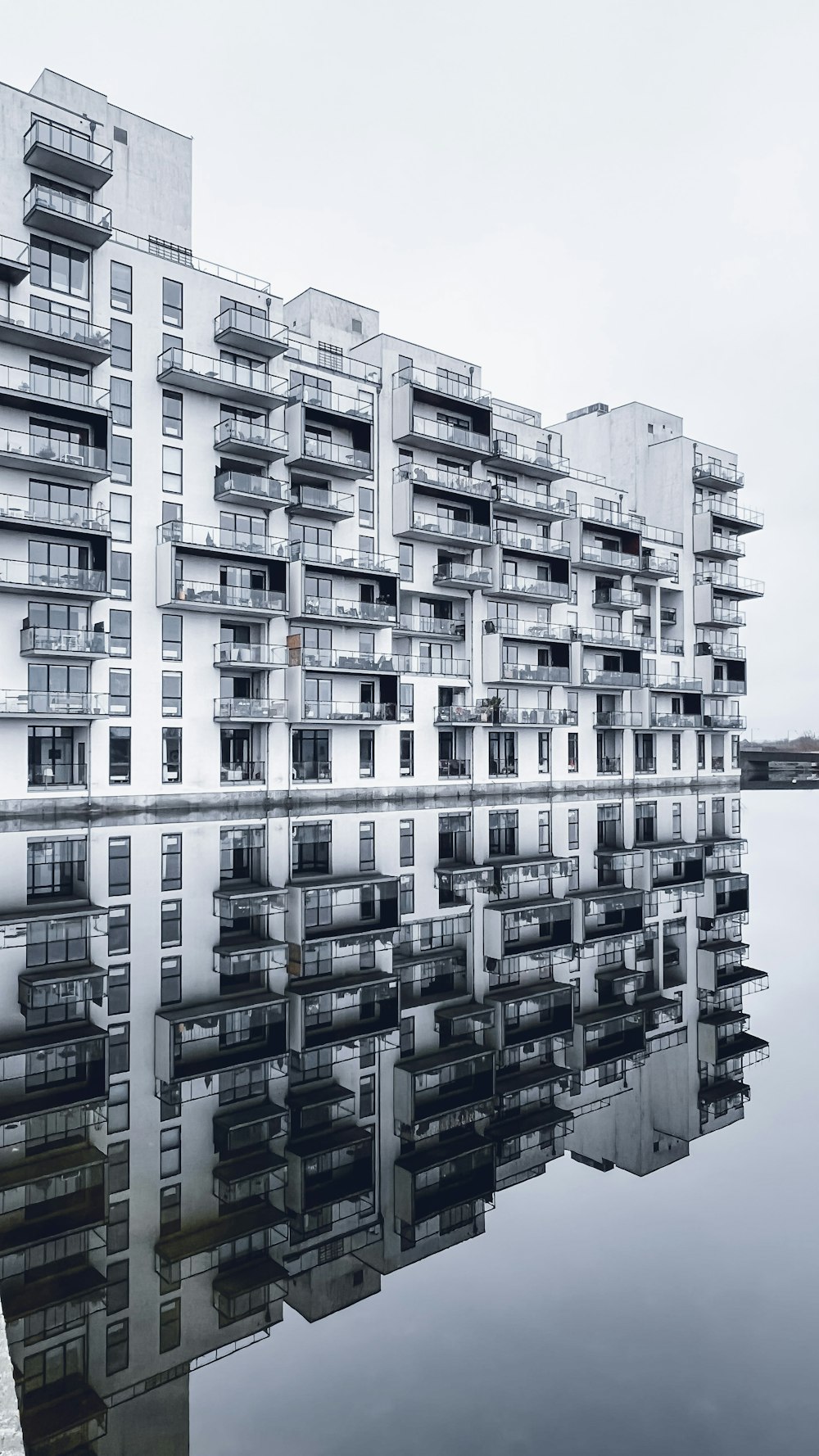 Un edificio muy alto sentado junto a un cuerpo de agua