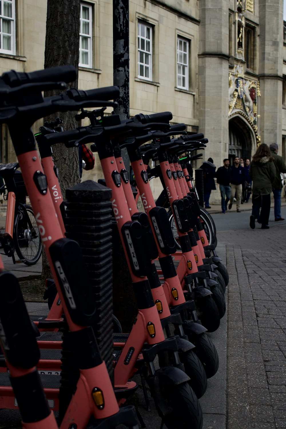 Una fila de bicicletas estacionadas una al lado de la otra en una acera