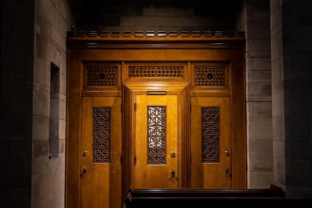 una puerta de madera con un banco frente a ella