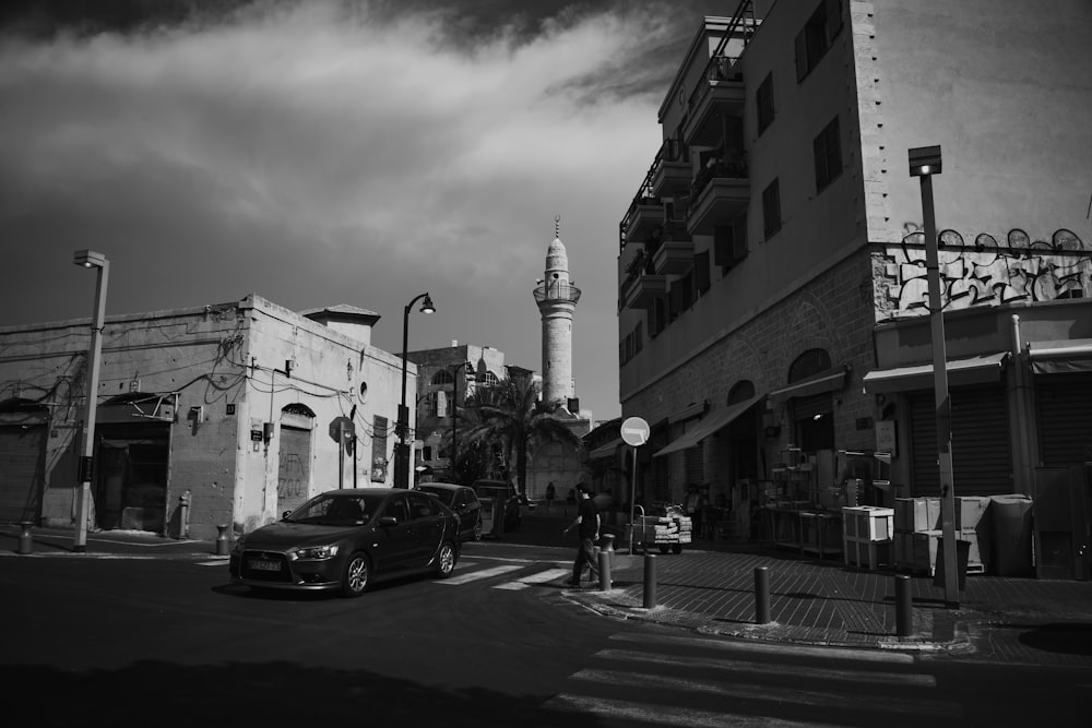 Una foto in bianco e nero di una strada della città