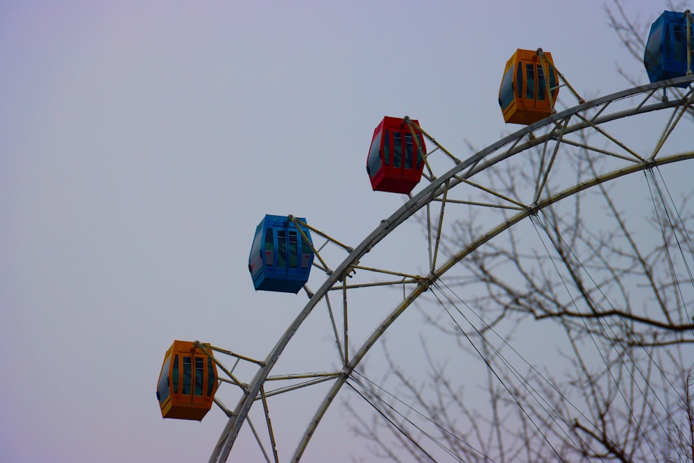 Une grande roue colorée avec un fond de ciel