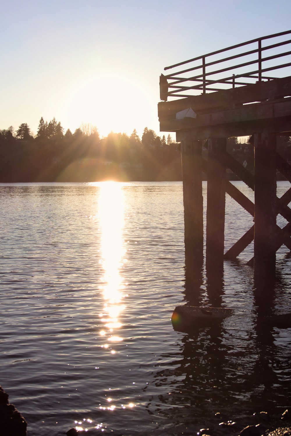 El sol se está poniendo sobre un cuerpo de agua