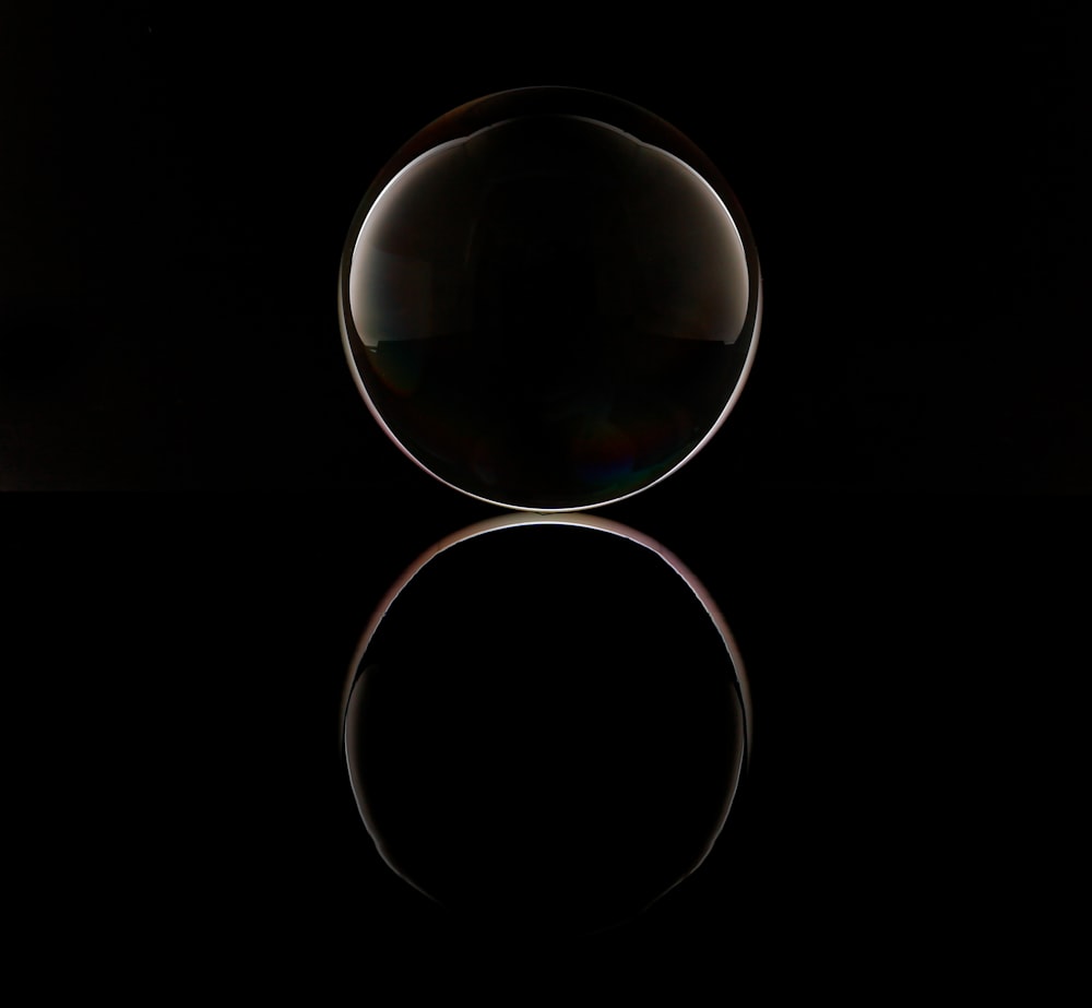 uma bola de vidro sentada em cima de uma mesa