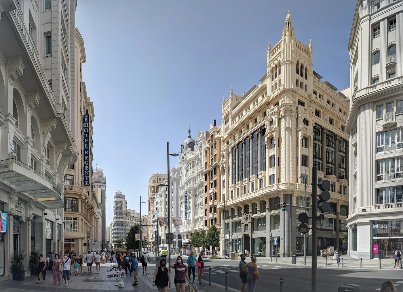 Gli imponenti edifici della Gran Via a Madrid in una giornata di sole