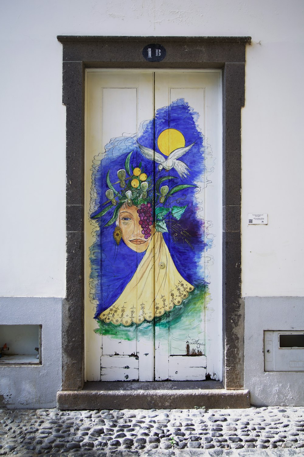 una puerta con una pintura de una mujer sosteniendo un ramo de flores