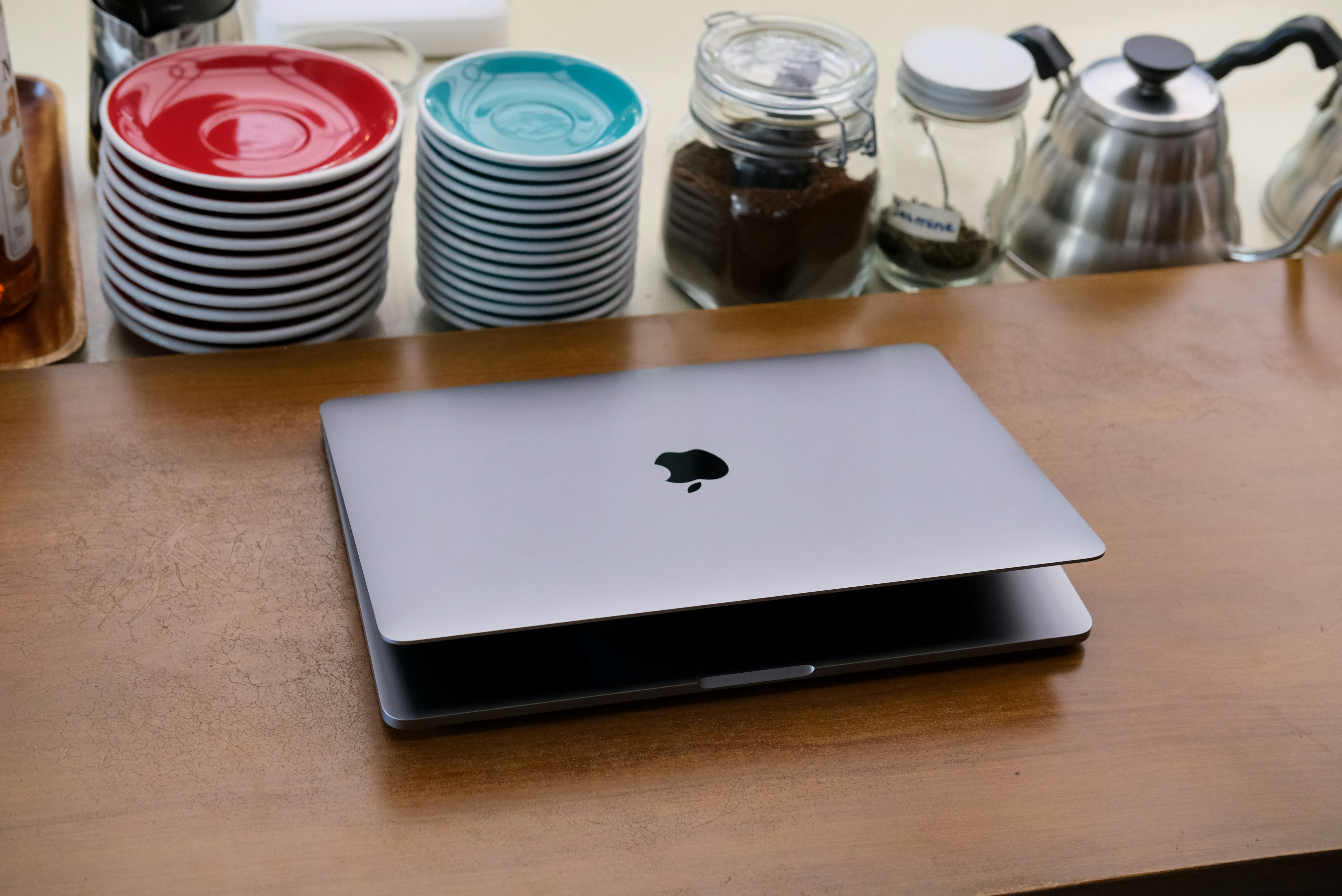 Un laptop Apple seduto su un tavolo di legno