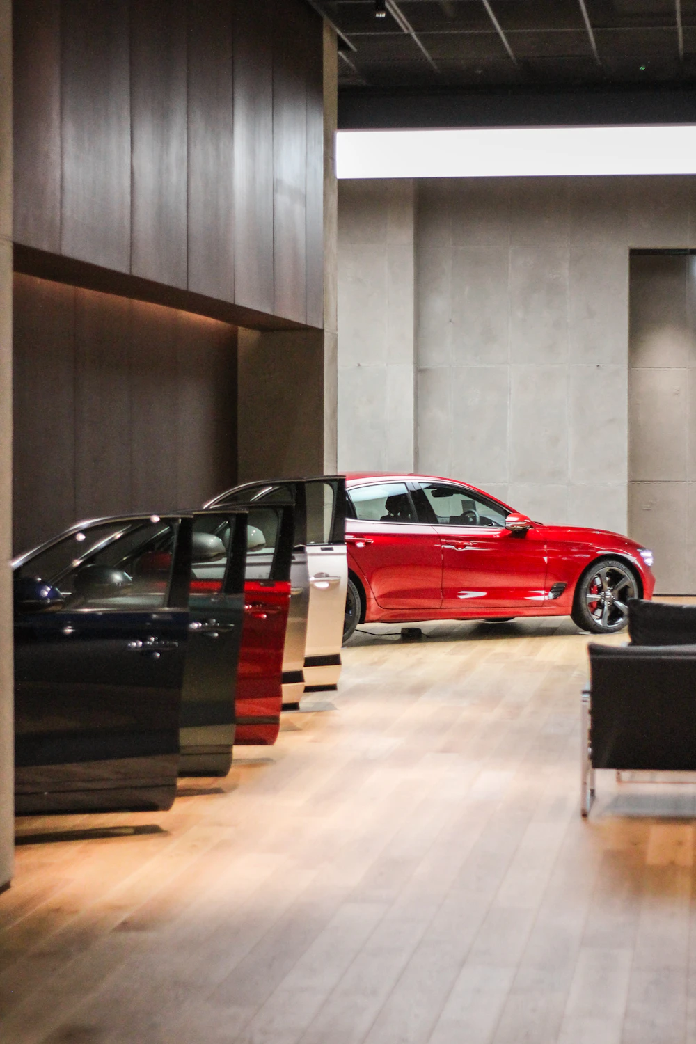 Showroom eines Autohauses mit ausgestellten Fahrzeugen