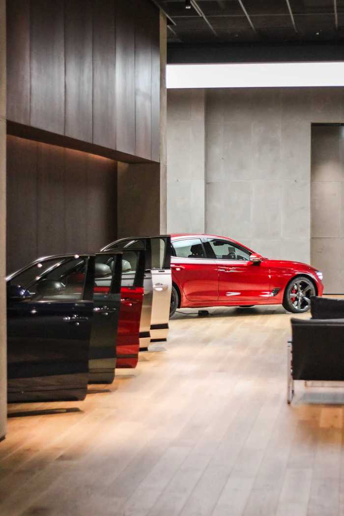 Showroom eines Autohauses mit ausgestellten Fahrzeugen