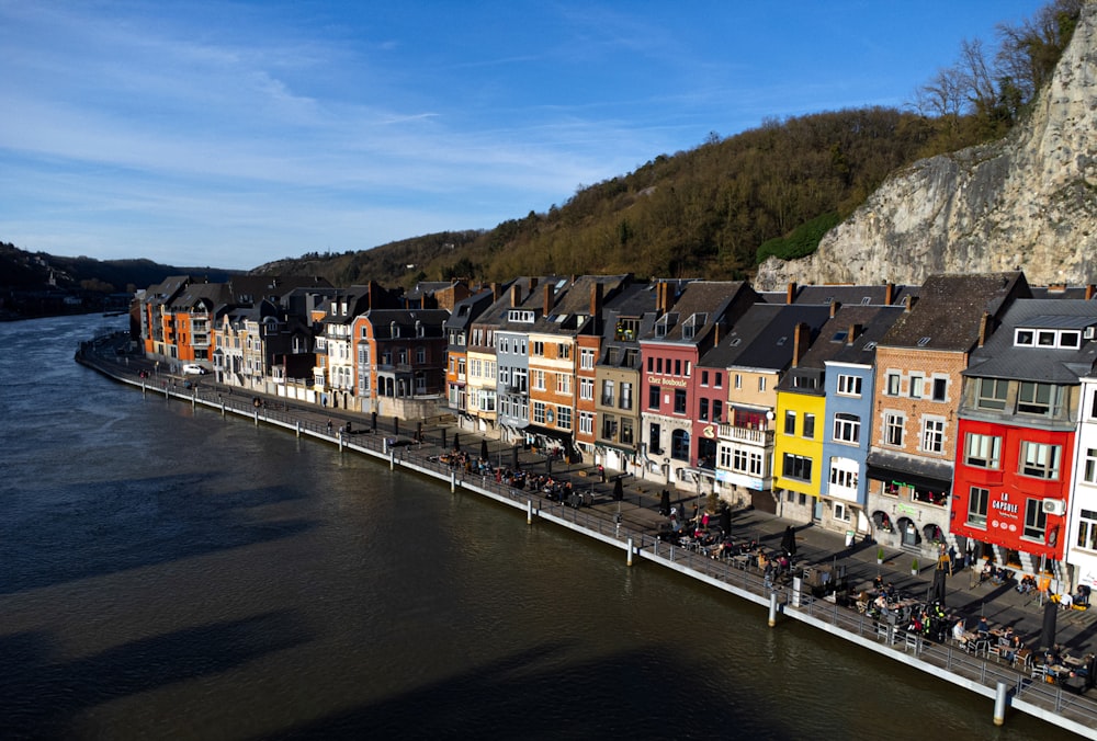 une rangée de maisons au bord d’une rivière