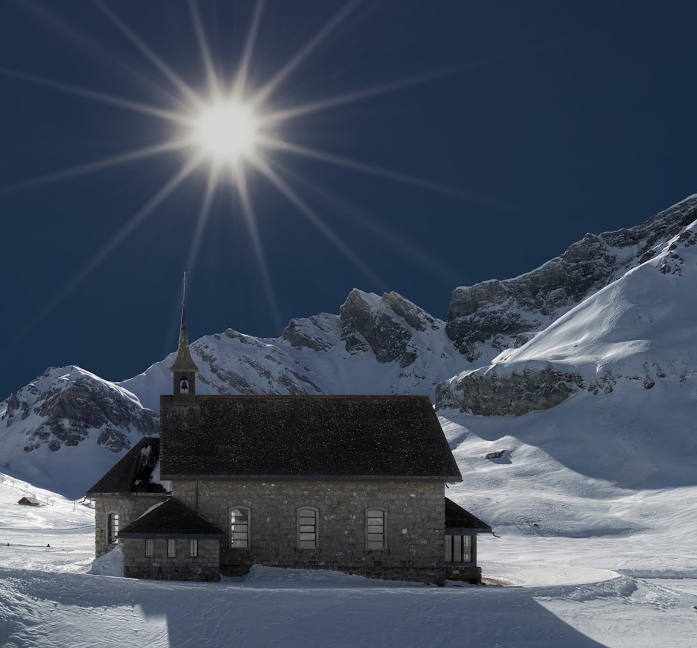Una iglesia en medio de una montaña nevada