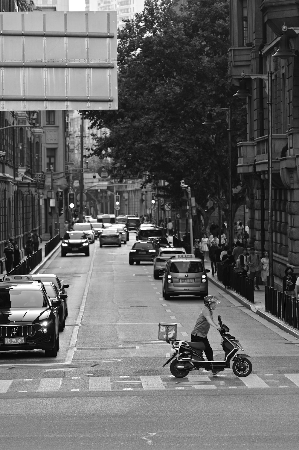 a black and white photo of a city street