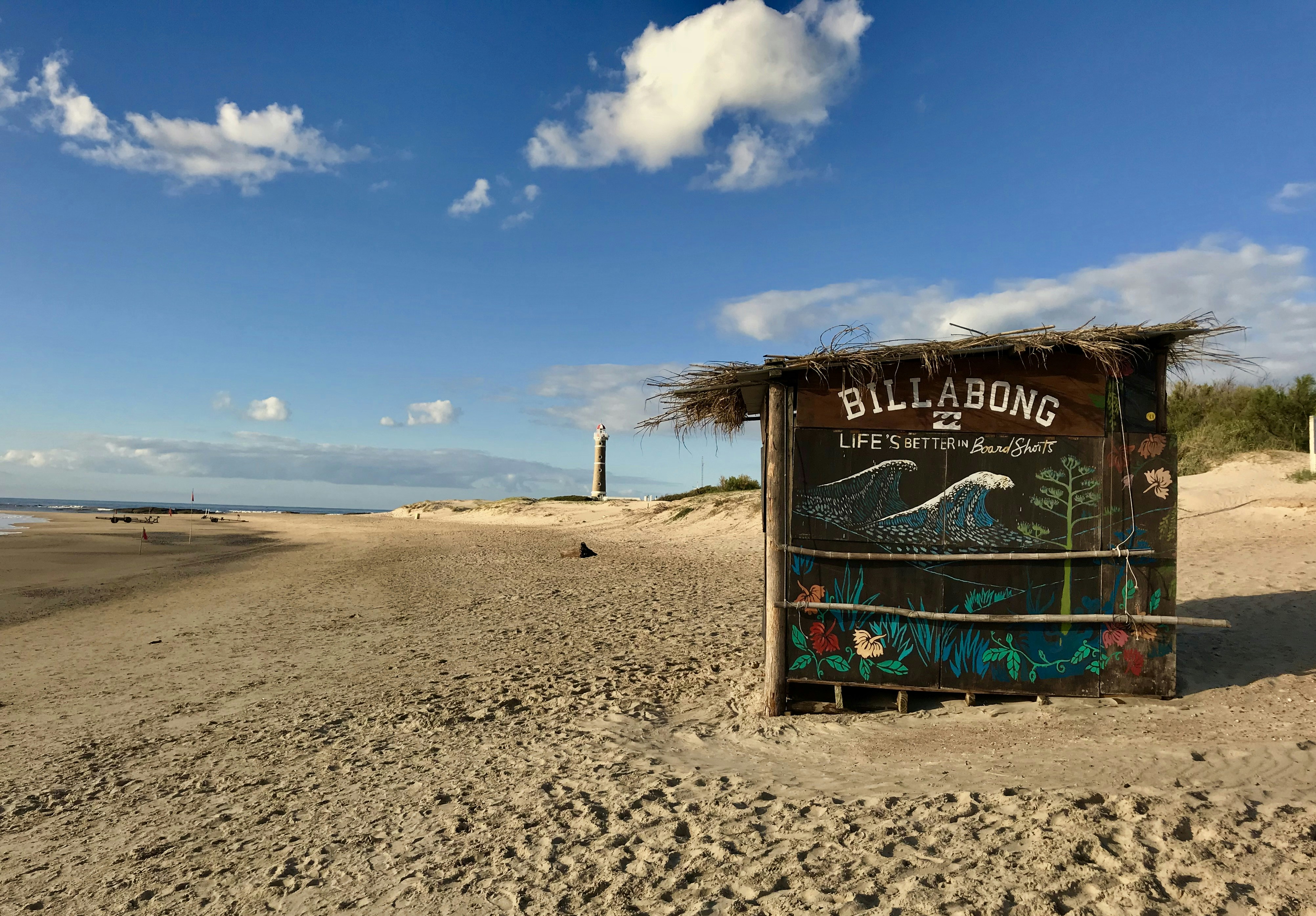 Panneau sur une plage de sable fin, symbolisant les vacances d été et la détente au bord de l eau