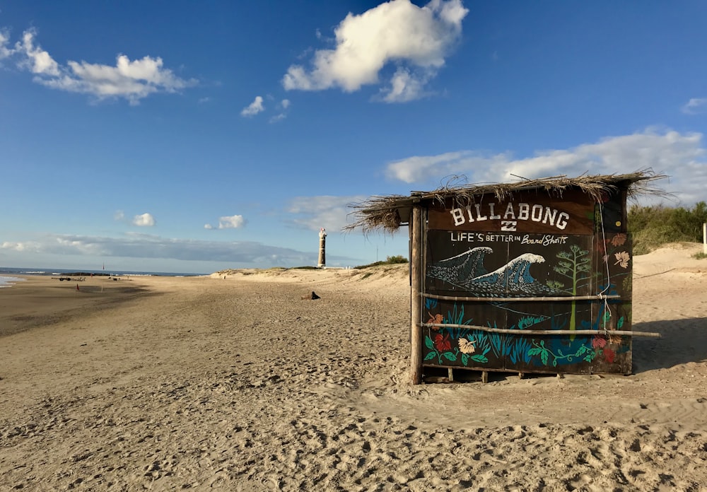 Un cartello su una spiaggia che dice Billabong
