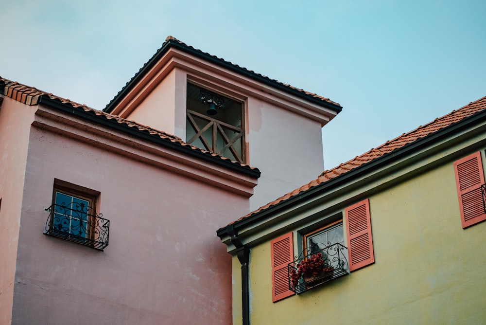 um par de edifícios que têm persianas vermelhas