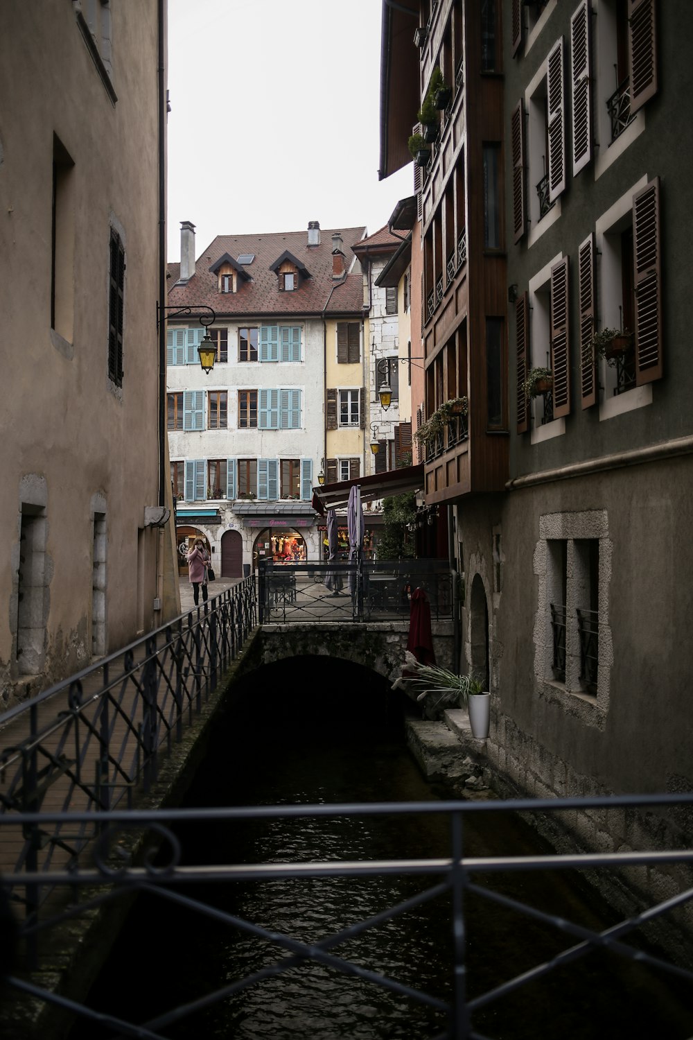 a narrow canal running between two buildings in a city